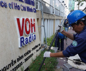 Quận 1 tháo dỡ bồn hoa, bảng hiệu của Đài Tiếng nói Nhân dân TP HCM lấn chiếm vỉa hè
