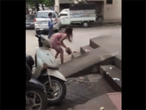 Video: Bất hoà với bạn trai, cô gái dùng guốc, đá tảng để trút giận