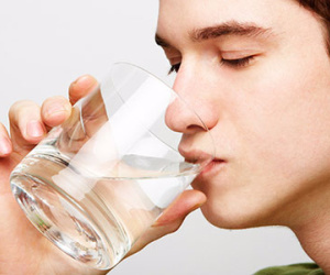 Chuyên gia cảnh báo: Nhiều người đang uống nước sai cách, có thể gây ngộ độc nước