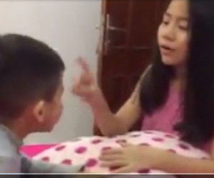 Clip bé gái 10 tuổi dạy em học tiếng Anh khiến dân mạng thích thú