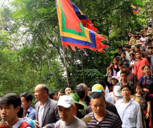 Dòng người cuồn cuộn đổ về đền Hùng trước giờ G