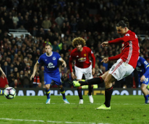 Ibrahimovic nổ súng ngày tái xuất, Man Utd thoát thua vào phút cuối