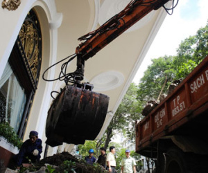 Vỉa hè khách sạn Majestic ngổn ngang sau khi bồn cây bị tháo dỡ