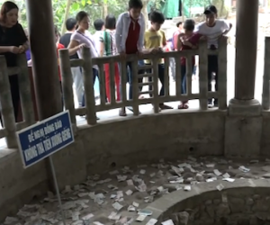 Video: Người dân đổ xô ném tiền xuống giếng cổ Đền Hùng