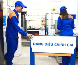 Xăng giảm giá chưa tới 100 đồng một lít