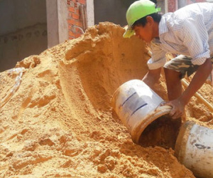 Cát xây dựng tại Sài Gòn tăng giá gấp đôi, cửa hàng báo giá từng giờ