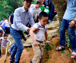 "Choáng" với cảnh leo vách núi lên Đền Hùng dâng hương