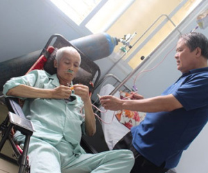 Gia đình đã mang ảnh đến cho NSƯT Duy Thanh chọn