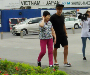 HOT: Kim Jong Kook bất ngờ có mặt tại phố đi bộ Nguyễn Huệ cùng mẹ