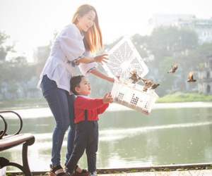 Kubi đi thả chim phóng sinh với mẹ Khánh Thi