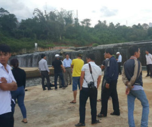 Lao xuống hồ cứu người, 2 sinh viên bị lấy hết tài sản