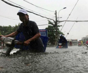 Sài Gòn tiếp tục có mưa trái mùa dữ dội