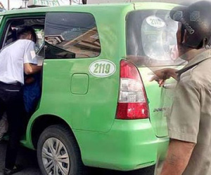 Tè bậy vào xe taxi, người đàn ông bị 2 tài xế đánh nhập viện