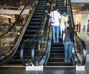 Thang cuốn sân bay Tân Sơn Nhất kẹp đứt cổ tay một em bé