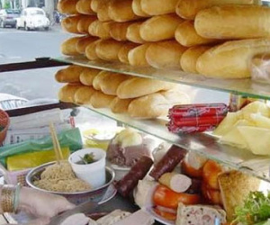 21 người ngộ độc sau khi ăn bánh mì