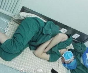 Ảnh bác sĩ ngủ trên sàn sau 28 tiếng làm việc gây xúc động