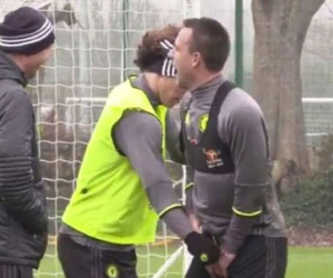 Luiz chơi dại, đấm vào chỗ hiểm Terry