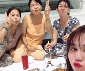 Ngọc Trinh vui vẻ ăn nhậu cùng mẹ và người giúp việc