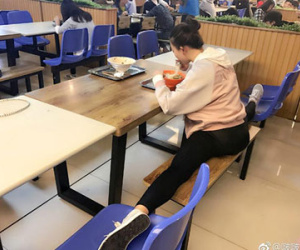 Nữ sinh vừa ăn vừa xoạc chân hot nhất trên mạng TQ