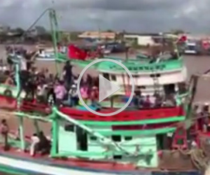 Video: Giây phút tàu chở gần 40 người dự lễ Nghinh Ông bị chìm