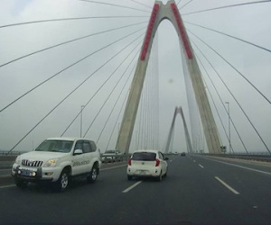 Xe biển xanh của Bộ Y tế đi ngược chiều trên cầu Nhật Tân