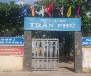 Giảng viên xông vào trường tiểu học "lột" quần học sinh