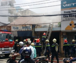 Khói lửa bao trùm căn nhà ở Sài Gòn, đôi vợ chồng thoát chết