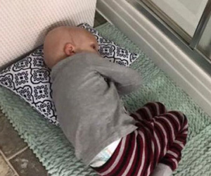 Không muốn xa mẹ, cậu bé bị ung thư nằm dưới thảm chùi chân chờ mẹ tắm, chỉ ít phút sau đó, em đã mãi mãi ra đi