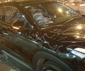 Người vẽ chi chít bút xóa lên xe ô tô "lặn mắt tăm"