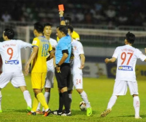 Cấp trên VFF yêu cầu chấn chỉnh Ban trọng tài
