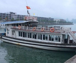 Du khách bị "giam lỏng" giữa vịnh Hạ Long