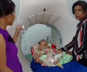 Lọt vào căm xe máy, bé 11 tháng tuổi nguy kịch