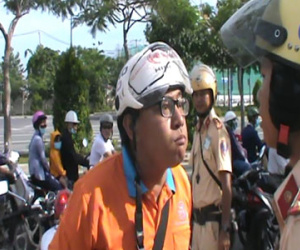 Nam thanh niên say rượu vi phạm giao thông rồi đánh Cảnh sát