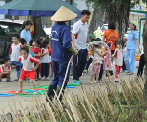 Cắm chông tre tại vườn hoa: Ngăn chó hay bẫy người?