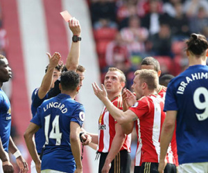 David Moyes ám chỉ Man Utd thắng nhờ trọng tài