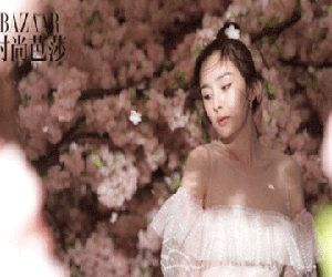 Dương Mịch đẹp như thần tiên bên hoa đào