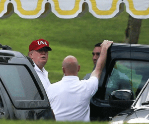 Ông Trump thảnh thơi đánh golf sau vụ không kích Syria