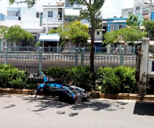 Phát hiện cảnh sát, 2 thanh niên nghi đua xe lao lên vỉa hè, bị thương