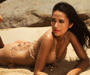Quanh Đi nóng bỏng với bikini mùa hè