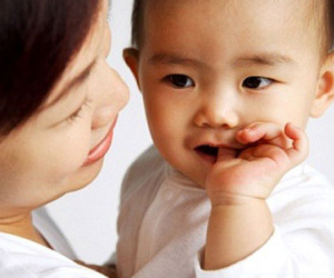 Thấy con mút tay nhiều mẹ cứ để yên mà không biết rằng nó hại tới mức nào