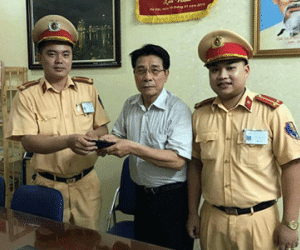 Trung úy cảnh sát trả lại hơn 1.000 USD cho người đánh rơi