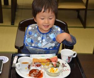 Tuyệt chiêu giúp mẹ không còn phải lo bưng bát chạy theo con mỗi bữa ăn