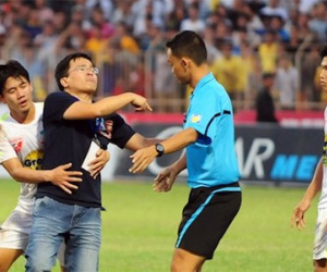 Bóng đá Việt Nam và tiếng còi không ai thổi