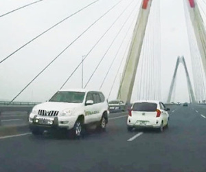 Cán bộ “lệnh” cho xe quay đầu trên cầu Nhật Tân là… lỗi đánh máy