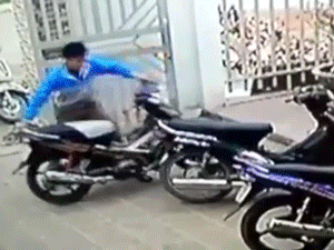 Clip: Giằng co bất thành, bé trai đứng nhìn trộm phóng xe tẩu thoát