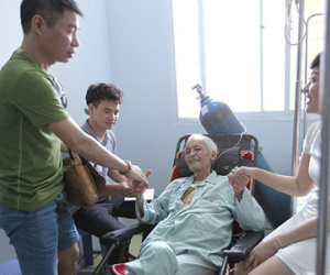 Diễn viên Duy Thanh tươi tỉnh khi Xuân Bắc, Vân Dung tới thăm