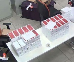 Góc khuất đằng sau những chiếc iPhone đỏ thời thượng
