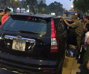 Hà Nội: Đập kính CRV, giải cứu người đàn ông say rượu gục trong xe