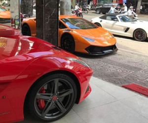 Mercedes-Benz SLS AMG GT mui trần của đại gia Trung Nguyên xuất hiện cùng dàn siêu xe "khủng"
