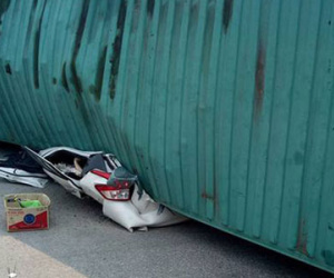 Nam Định: Xe container đè bẹp ô tô 7 chỗ, ít nhất 2 người tử vong